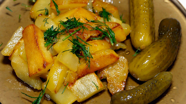 Жареная картошка с грибами и тушенкой на сковороде
